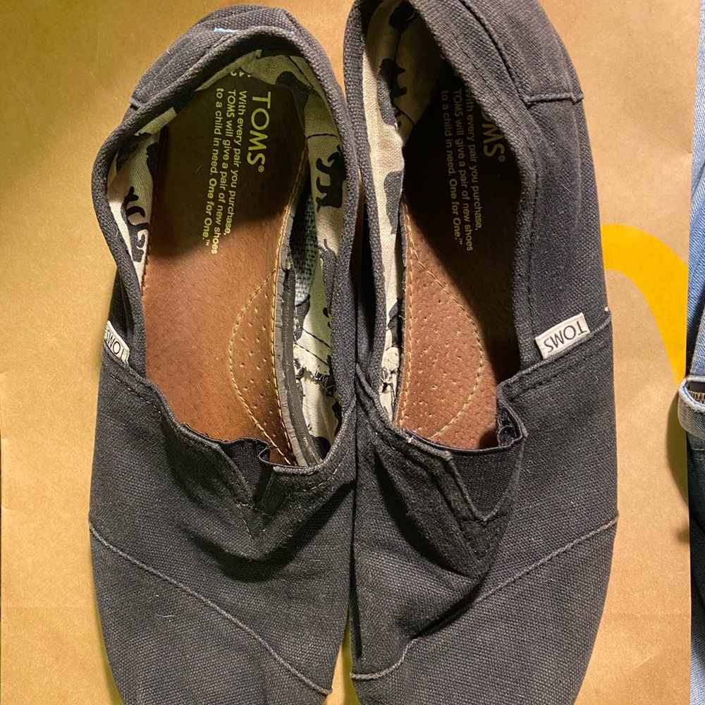 TOMS Size M13